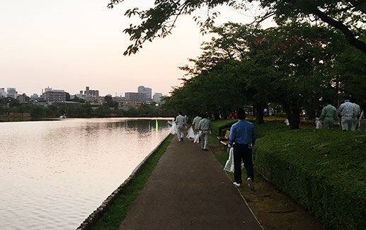 千波湖花火後の清掃の様子